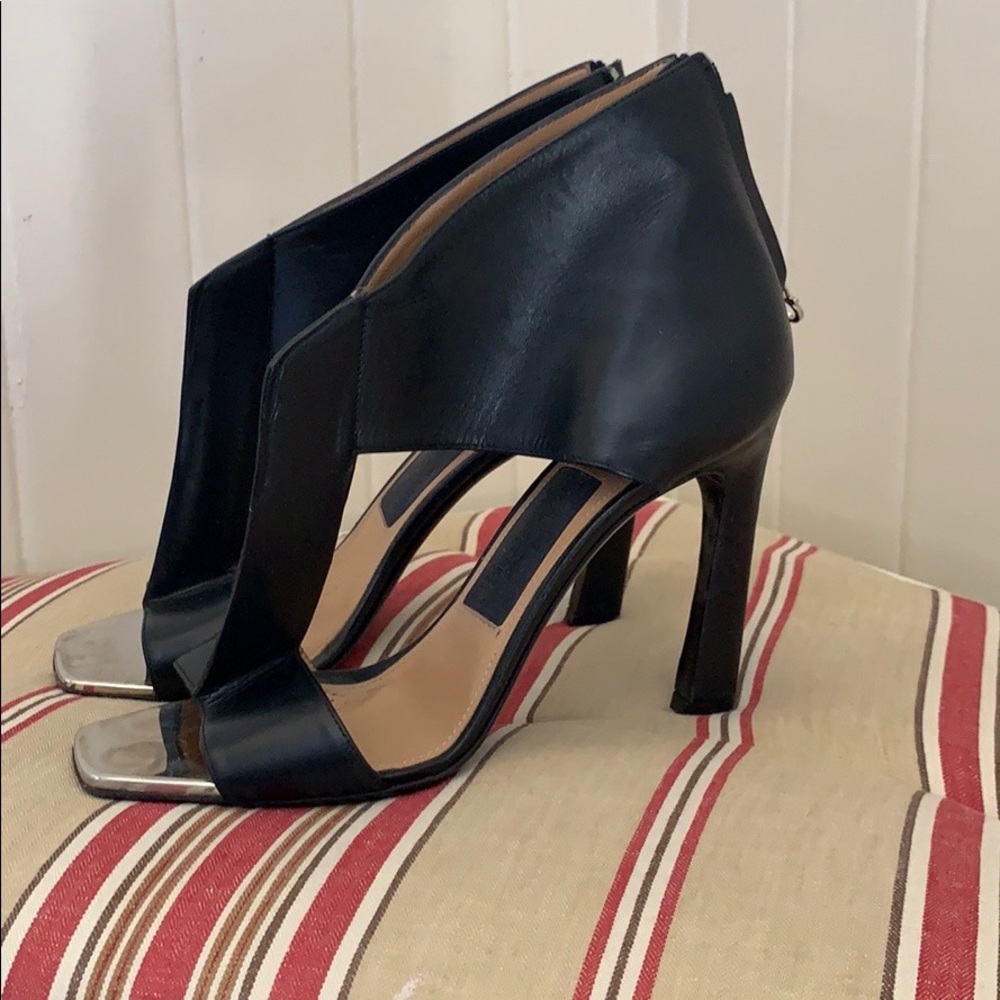Salvatore Ferragamo Pekaya T-Strap Leather Sandals in Black
